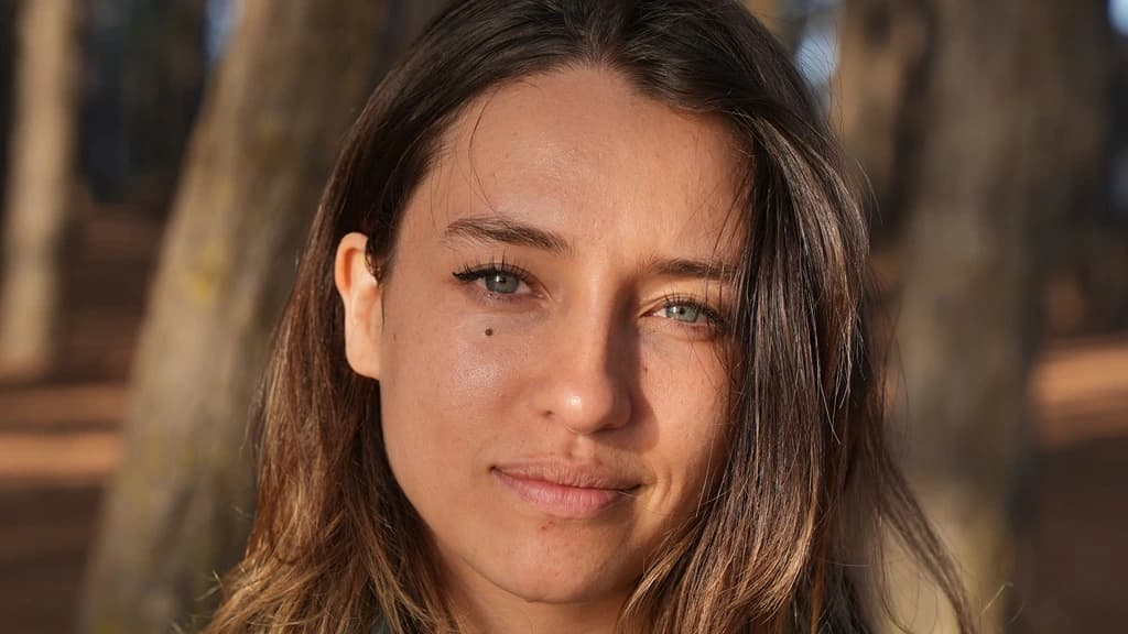 Headshot of a hummingbird